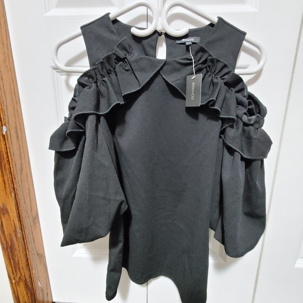 RW&Co. Cold-shoulder top